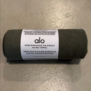 New ALO Yoga Performance No Sweat Hand Towel in Jungle